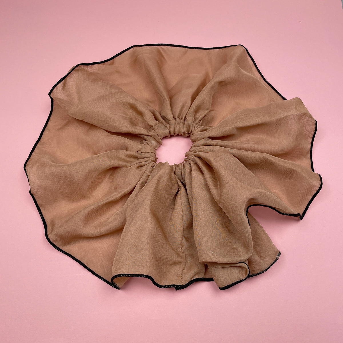 Meget stor scrunchie i beige stof med sort kant