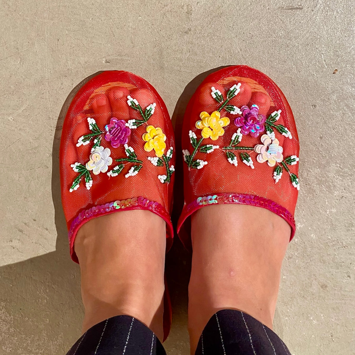 Slippers med lukket tå i gennemsigtigt rødt mesh og åben hæl