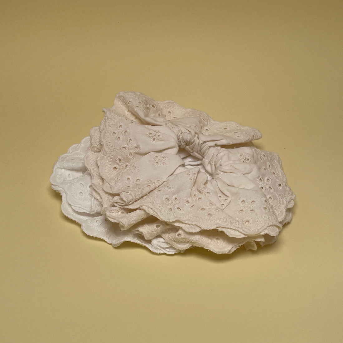 Broderie Anglaise Scrunchie - Creme