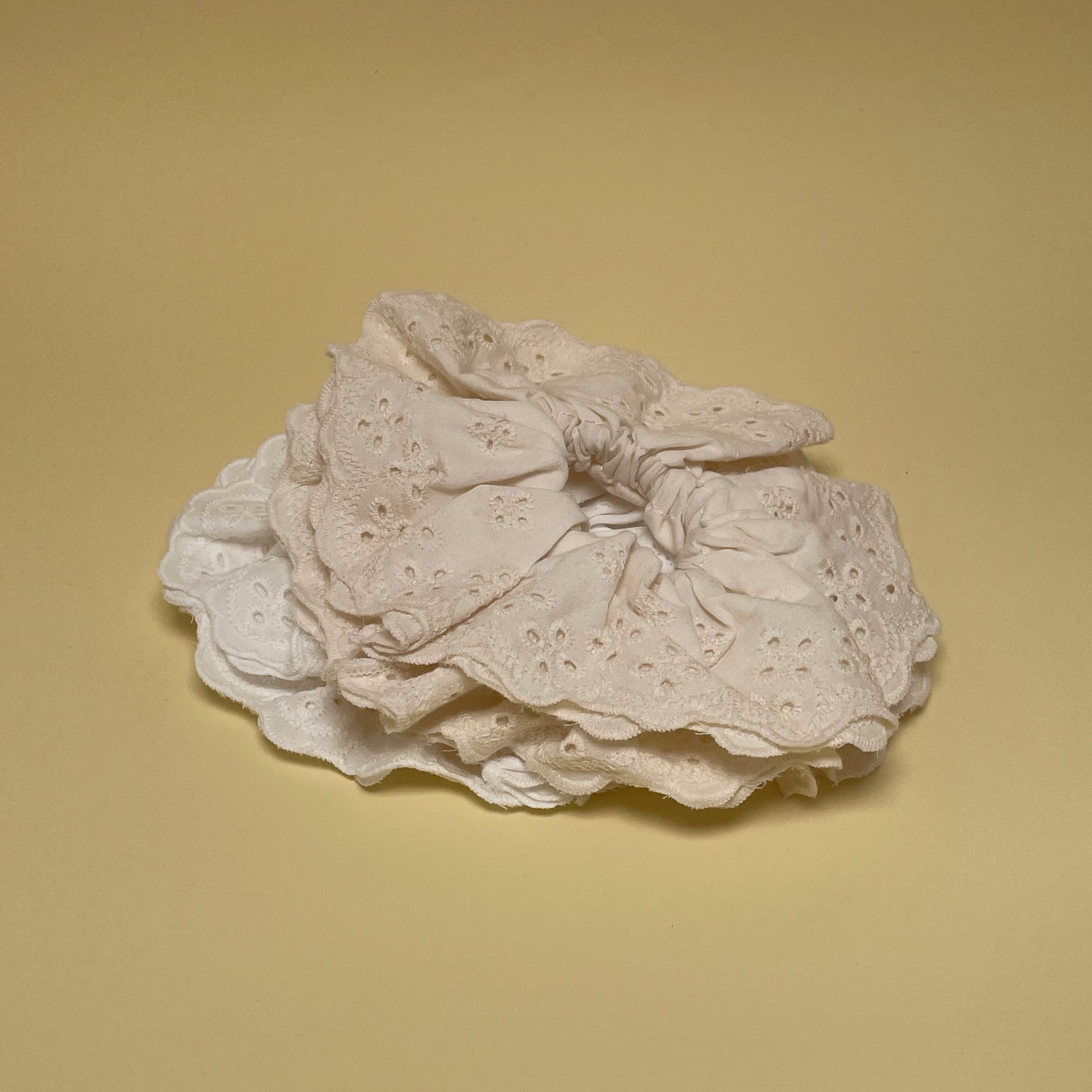Broderie Anglaise Scrunchie - Creme