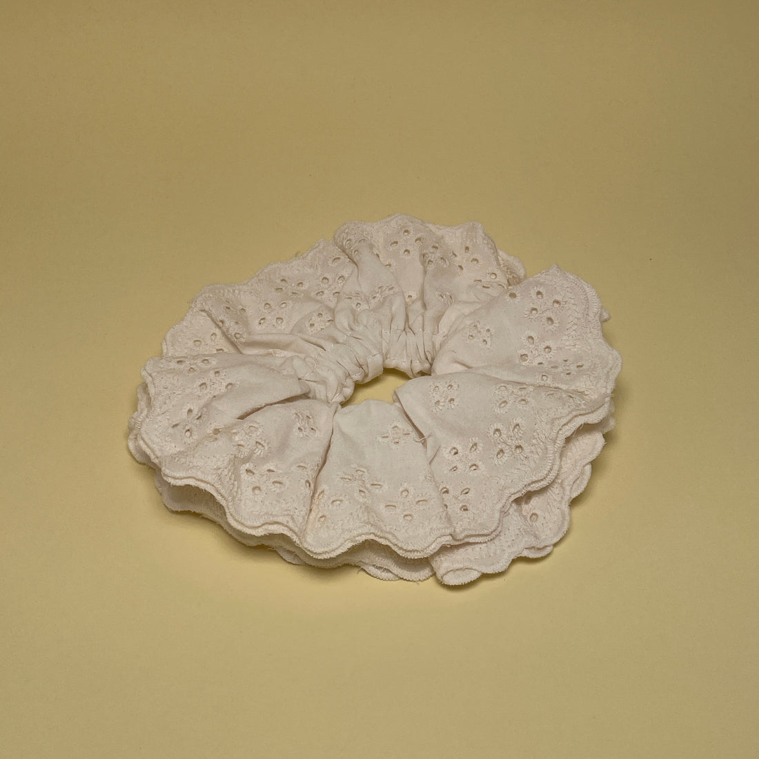 Broderie Anglaise Scrunchie - Creme
