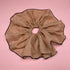 Meget stor scrunchie i beige stof med sort kant