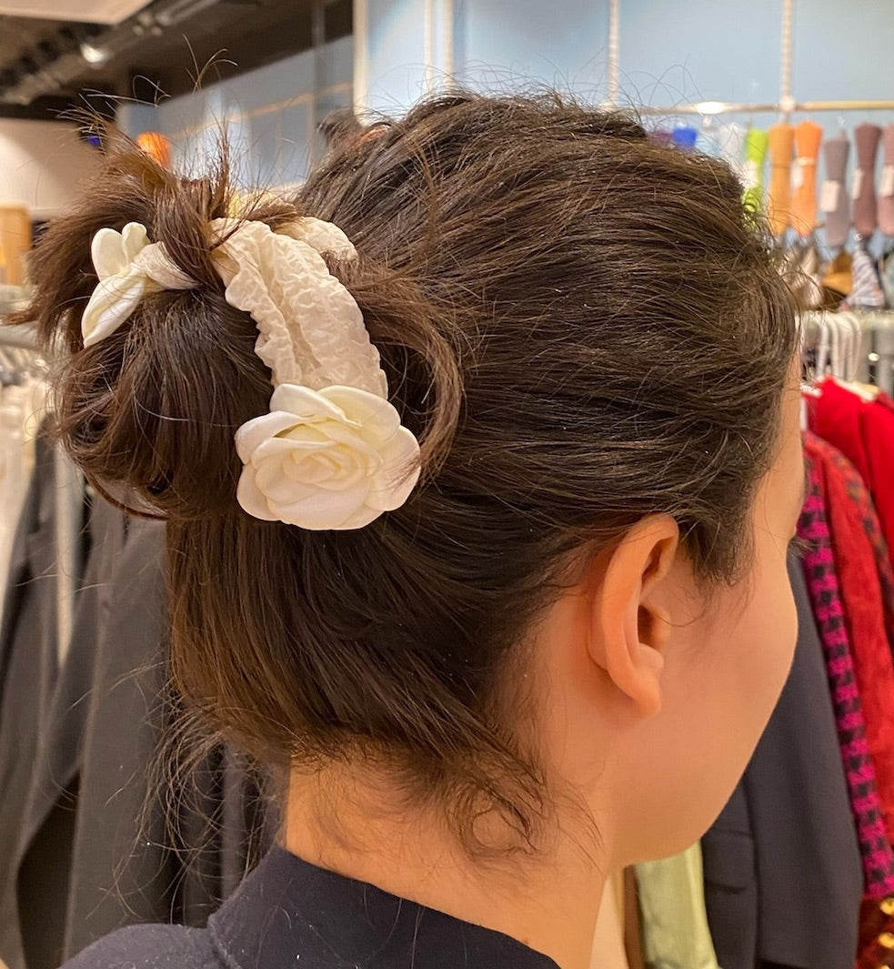 Triple Rose Scrunchie - Off-white