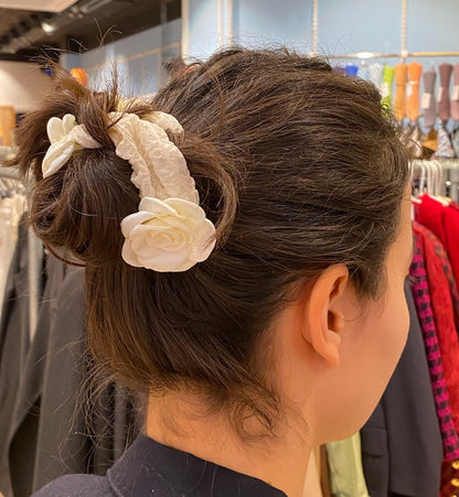 Triple Rose Scrunchie - Off-white