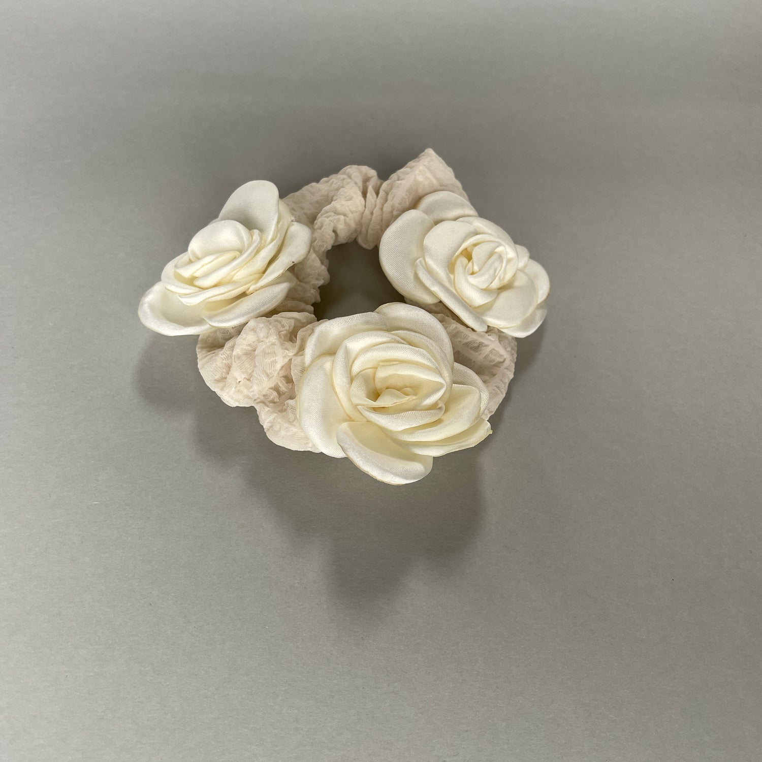 Triple Rose Scrunchie - Off-white