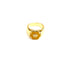 Fingerring med et blomsterformet hoved i gult