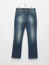 Mellemblå jeans fra Armani med tydelige lyse slidmærker over hofter og lår